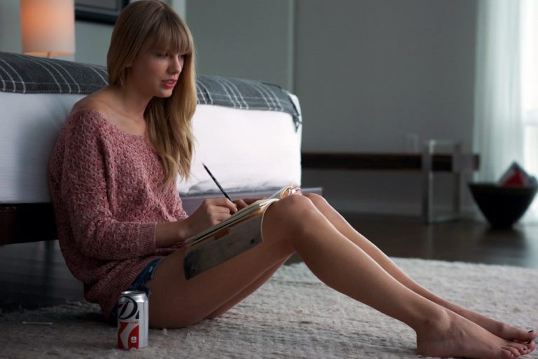 See Taylor Swift’s Feet, Shoe Size and Shoe Collection