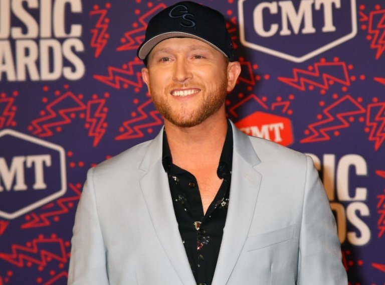 Cole Swindell Married Wife, Dad, Family, Age, Girlfriend, Height